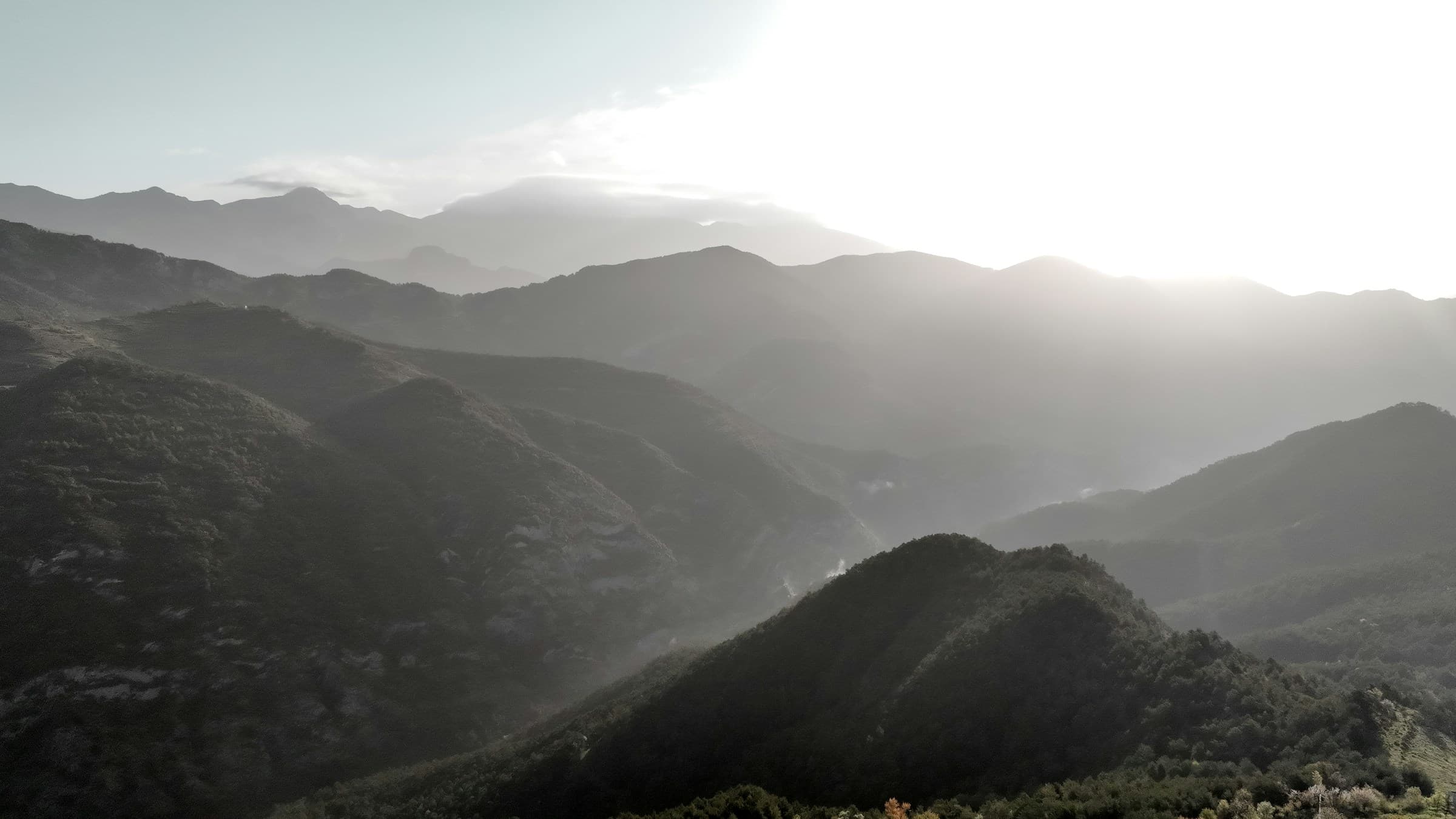 Cordillera catalana vista desde el aire entre bruma y luz de amanecer